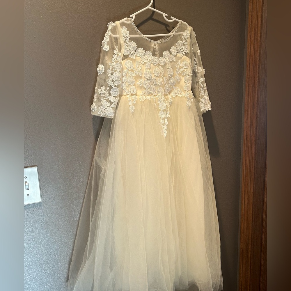 Girls ivory Flower girl dress with sleeves, size 6 TTS, never worn